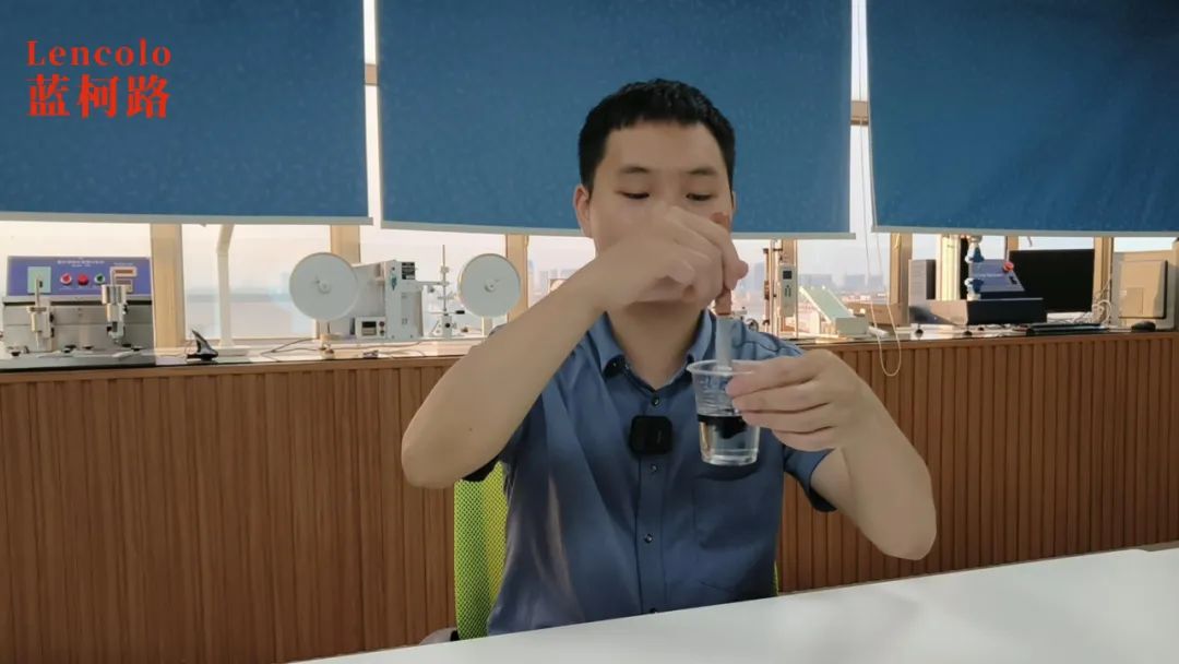 加色性好，添加一點色精或色漿即可攪拌分散均勻